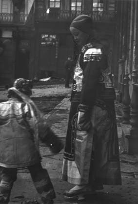 RECORD DATE NOT STATED Dressed for a formal visit, Chinatown, San Francisco, between 1896 and 1906. Creator: Arnold Genthe. Copyright:xHeritagexArt HeritagexImagesx IMAGO ,2958736 ! ACHTUNG: AUFNAHMEDATUM GESCHÄTZT!  Copyright:HeritagexArt HeritagexImagesx IMAGO
