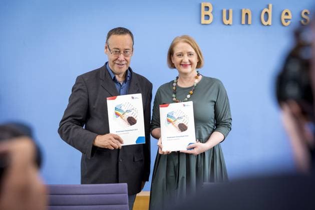 News Themen der Woche KW27 News Bilder des Tages Vorstellung des Kinderreport 2023 des Deutschen Kinderhilfswerkes in der Bundespressekonferenz durch Lisa Paus (Buendnis 90 Die Gruenen), Bundesministerin fuer Familie, Senioren, Frauen und Jugend, und Thomas Krueger, Praesident des Deutschen Kinderhilfswerkes. Berlin Deutschland *** Presentation of the Childrens Report 2023 of the German Childrens Fund at the Federal Press Conference by Lisa Paus Buendnis 90 Die Gruenen , Federal Minister for Family Affairs, Senior Citizens, Women and Youth, and Thomas Krueger, President of the German Childrens Fund Berlin Germany Copyright: xThomasxKoehlerx