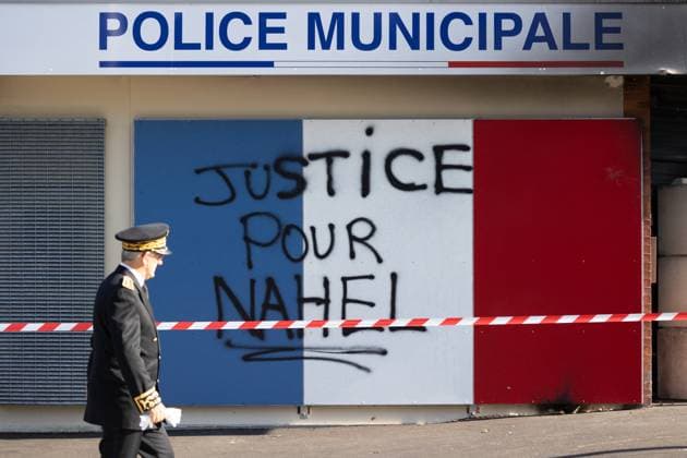 Bilder des Jahres 2023, News 07 Juli News Themen der Woche KW27 News Bilder des Tages PM Borne Visits The Hauteville District After Urban Violence - Lisieux Graffiti Justice pour Nahel on a French flag on a commissariat, police station, as the French prime minister visits the Hauteville district in Lisieux which has been affected by the urban violence of recent days, on July 6, 2023. Photo by Raphael Lafargue ABACAPRESS.COM Lisieux France  Copyright: xLafarguexRaphael ABACAx 859781_076 LafarguexRaphael ABACAx 859781_076