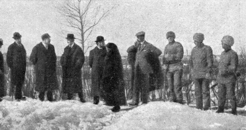 RECORD DATE NOT STATED France et Russie; Consigne suedoise: des soldats ont arrete les ministres francais, qui..., 1916. Creator: Unknown. Copyright:xpovos,pol?tica,pa?s,Franc?s,France,cor,conflito,Finland,pol?tico,guerra,posi??o,s?culo,R?ssia,fotografia,primeiraxguerraxdexmundo,wartime,conceito,foto,B&W,pol?tico,publica??o,Cor,,World.war.i,WWI,pretox&xbranco,pretoxexbranco,povosxdoxfundo,B W,brancoxexpreto,pol?ticos,GuerraxDexMundoxUma,20oxs?culo,ThexPrintxCollector,Thomas,RenexViviani,photograph,AlbertxThomas,Unknown,Albert,Rene,Viviani,Ren?,L Illustration,Ren?xViviani,JeanxRapha?lxAdrienxRen?xViviani,JeanxRapha?lxAdrienxRen?,JeanxRaphaelxAdrienxRene,JeanxRaphaelxAdrienxRenexVivianix IMAGO ,2970310 ! ACHTUNG: AUFNAHMEDATUM GESCHÄTZT!  Copyright:povos,pol?tica,pa?s,Franc?s,France,cor,conflito,Finland,pol?tico,guerra,posi??o,s?culo,R?ssia,fotografia,primeiraxguerraxdexmundo,wartime,conceito,foto,B&W,pol?tico,publica??o,Cor,,World.war