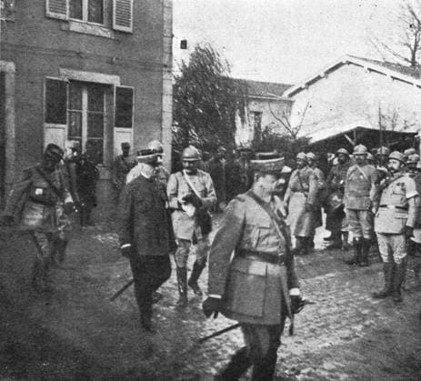 RECORD DATE NOT STATED M. Poincare a Verdun; avant la remise des decorations , 1916. Creator: Unknown. Copyright:xpol?tica,pa?s,Franc?s,France,cor,conflito,pol?tico,militar,guerra,ministroxprincipal,partexdianteira,posi??o,For?asxArmadas,s?culo,geral,fotografia,soldados,soldado,primeiraxguerraxdexmundo,wartime,conceito,batalha,foto,B&W,Lorena,Ex?rcito,pol?tico,guerra,publica??o,Cor,,World.war.i,WWI,pretox&xbranco,pretoxexbranco,B W,for?asxarmadas,brancoxexpreto,pol?ticos,GuerraxDexMundoxUma,20oxs?culo,Meuse,ThexPrintxCollector,RaymondxPoincare,photograph,Unknown,Raymond,Poincare,L Illustration,PresidentxPoincare,PresidentxPoincar?,Poincar?,RaymondxPoincar?x IMAGO ,2970416 ! ACHTUNG: AUFNAHMEDATUM GESCHÄTZT! Copyright:pol?tica,pa?s,Franc?s,France,cor,conflito,pol?tico,militar,guerra,ministroxprincipal,partexdianteira,posi??o,For?asxArmadas,s?culo,geral,fotografia,soldados,soldado,primeiraxguerraxdexmundo,