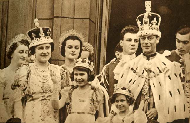 RECORD DATE NOT STATED The Royal Family on the Balcony at Buckingham Palace , 1937. Creator: Photochrom Co Ltd of London. Copyright:x5557x3608x IMAGO ,2970799 ! ACHTUNG: AUFNAHMEDATUM GESCHÄTZT!  Copyright:5557x3608x IMAGO