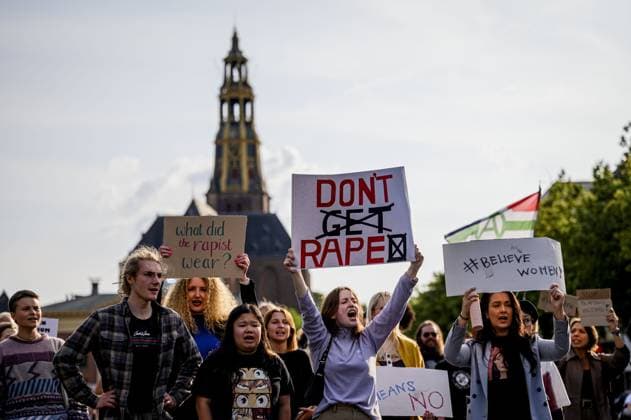 Bilder des Jahres 2023, News 07 Juli News Themen der Woche KW27 News Bilder des Tages GRONINGEN - Prior to the concert of the German band Rammstein, people protest in a procession from Groningen Central Station through the center of Groningen. The organization of the march wants to draw attention to the rape allegations against frontman Till Lindemann. ANP EMIEL MUIJDERMAN netherlands out - belgium out  Copyright: xx x473150916x originalFilename: 473150916.jpg