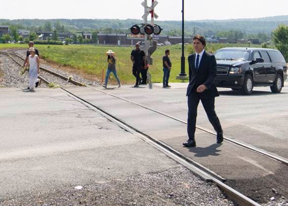 News Bilder des Tages July 6, 2023, LAC MEGANTIC, PQ, CANADA: Prime Minister Justin Trudeau crosses the train tracks as he arrives to attend a commemorative mass to pay tribute to the 47 lives lost on the tenth anniversary of the 2013 rail disaster in Lac Megantic, Que. on Thursday, July 6, 2023. LAC MEGANTIC CANADA  - ZUMAc35_ 20230706_zaf_c35_021 Copyright: xChristinnexMuschix