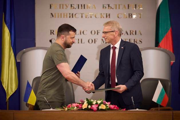 Bilder des Jahres 2023, News 07 Juli News Themen der Woche KW27 News Bilder des Tages July 6, 2023, Sofia, Bulgaria: Ukrainian President Volodymyr Zelenskyy, left, shakes hands with Bulgaria Prime Minister Nikolai Denkov after signing of a joint declaration on Ukraine joining NATO at the Council of Ministers office, July 6, 2023 in Sofia, Bulgaria. Sofia Bulgaria - ZUMAp138 20230706_zaa_p138_008 Copyright: xUkrainexPresidency UkrainexPresix