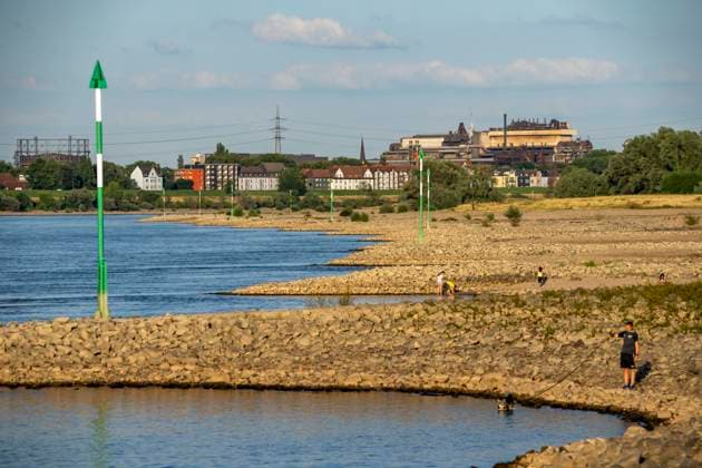 News Themen der Woche KW27 News Bilder des Tages Niedrigwasser am Rhein bei Duisburg-Homberg, Blick auf Duisburg-Laar, Häuser an der Deichstraße, Gasometer der ArcelorMittal Hochfeld GmbH Stahldrahtwerk, 3,48 Meter sind Normal, zum Aufnahmezeitpunkt nur noch 2,58 Meter Pegel, aber noch entfernt vom Tiefstand bei der Beschränkungen für die Schifffahrt eintreten, NRW, Deutschland, Rhein Niedrigwasser *** Low water on the Rhine near Duisburg Homberg, view of Duisburg Laar, houses on Deichstraße, gasometer of ArcelorMittal Hochfeld GmbH Stahldrahtwerk, 3.48 meters are normal, at the time of recording only 2.58 meters level, but still far from the low water level at which restrictions on shipping enter, NRW, Germany, Rhine Low Water