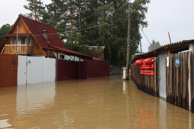 News Themen der Woche KW27 Russia Floods 8473660 07.07.2023 A view shows a flooded street in a dacha community after heavy rains in Irkutsk region, Russia. Kirill Shipitsin Sputnik Irkutsk region Russia  Copyright: xKirillxShipitsinx