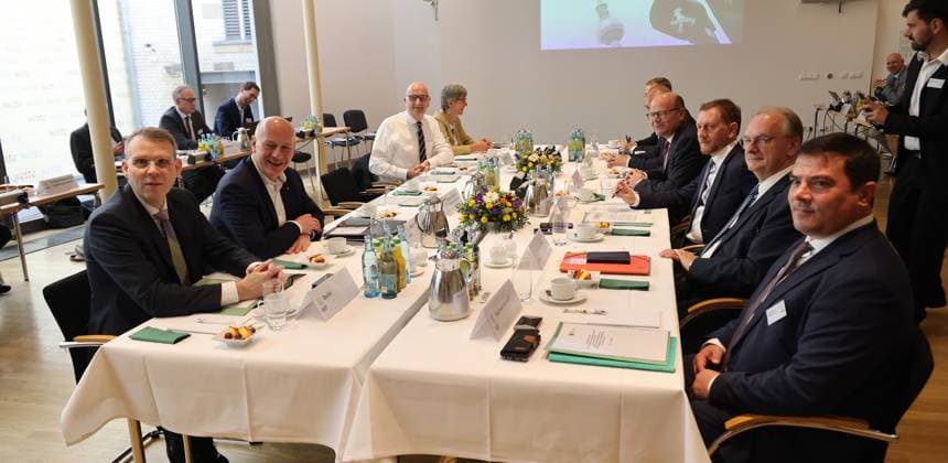 News Themen der Woche KW27 Ostdeutsche Bundeslaender Treffen 07072023, Germany, Berlin, LV Sachsen, Treffen der Ostdeutschen Ministerpraesidenten zum Thema Verkehr, mit Michael Kretschmer, Sachsen, Kai Wegener Berlin, Rainer Haselhoff Sachsen Anhalt, und SPD Brandenburg Dietmar Woidke, , CHristine Richter Florian Graf Berlin Berlin Germany *** East German states meeting 07072023, Germany, Berlin, LV Saxony, meeting of East German state premiers on transport, with Michael Kretschmer, Saxony, Kai Wegener Berlin, Rainer Haselhoff Saxony Anhalt, and SPD Brandenburg Dietmar Woidke, , CHristine Richter Florian Graf Berlin Berlin Germany