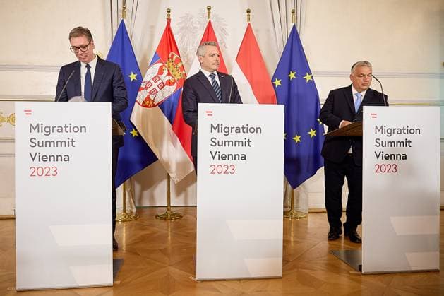 News Themen der Woche KW27 - Wien 07.07.2023- Heute fand im Bundeskanzleramt der dritte Migrationsgipfel statt zu dem die Staats- und Regierungsschefs aus Ungarn und Serbien nach Wien gekommen sind. Im Anschluss an den Gipfel gab es eine gemeinsame Pressekonferenz. PHOTO: (L-R) der serbische Präsident Aleksandar Vucic, der österreichische Bundeskanzler Karl Nehammer, (ÖVP), der ungarische Ministerpräsident Viktor Orban. Vienna (AUSTRIA) The third migration summit, for which the heads of state and government from Hungary and Serbia came to Vienna, took place in the Federal Chancellery today. Migrationsgipfel Nehammer, Orban, Vucic *** Vienna 07 07 2023 Today the third migration summit for which the heads of state and government from Hungary and Serbia came to Vi 