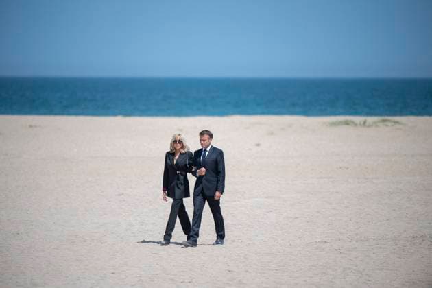 Bilder des Jahres 2023, News 07 Juli News Themen der Woche KW27 News Bilder des Tages Tribute To The Last French D-Day Veteran Leon Gautier - Ouistreham French President Emmanuel Macron and his wife Brigitte Macron leave following a national tribute to late Leon Gautier, French WWII veteran and the last surviving member of French Captain Philippe Kieffer s green berets commando that waded ashore on D-Day alongside Allied troops to begin the liberation of France, during a ceremony on the beach in Ouistreham, Normandy, on July 7, 2023. Photo by Eliot Blondet ABACAPRESS.COM Ouistreham France  Copyright: xBlondetxEliot ABACAx 859885_093 BlondetxEliot ABACAx 859885_093