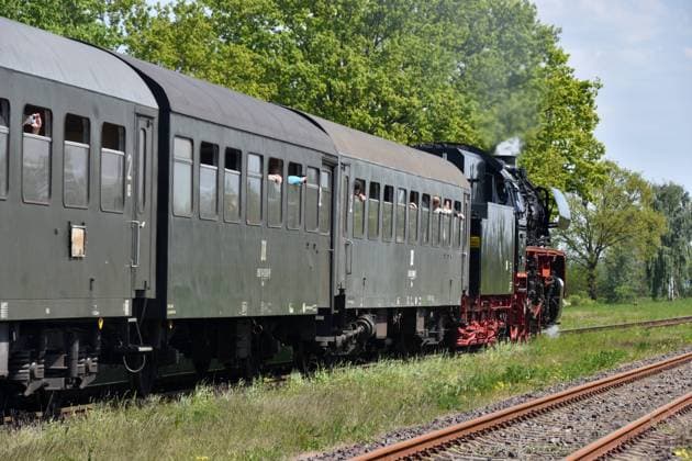 Dampfzug BR 41 Deutschland Sachsen Anhalt Altmark Bördekreis Ohrekreis Oebisfelde Bahnhof Bahnsteig Bahnstrecke Oebisfelde- Magdeburg Sonderfahrt Dampfzug Dampflokomotive BR41 Baujahr 1939 1397 KW 1899 PS Höchstgeschwindigkeit 90 km h historische Wagen der DDR Reichsbahn Interessierte sehen sich den historischen Zug an *** Steam train BR 41 Germany Saxony Anhalt Altmark Bördekreis Ohrekreis Oebisfelde station platform railroad line Oebisfelde Magdeburg special trip steam train steam locomotive BR41 Year of construction 1939 1397 KW 1899 hp maximum speed 90 km h historical cars of the GDR Reichsbahn interested people look at the historical train