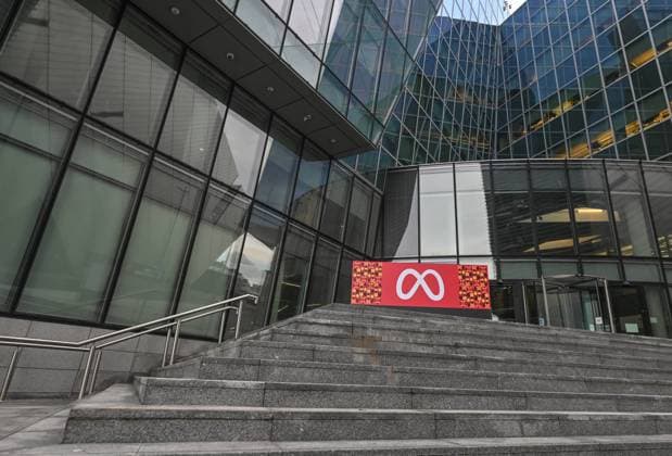 Ireland - Economy DUBLIN, IRELAND - FEBRUARY 15 A view of ther META EMEA HQ offices on Grand Canal Square in Dublin Docklands, Ireland on February 15, 2023. Dublin Ireland  Copyright: xArturxWidakx originalFilename: widak-irelande230515_nplEh.jpg