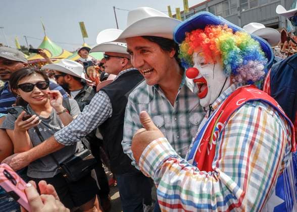 News Bilder des Tages July 7, 2023, Calgary, AB, CANADA: Prime Minister Justin Trudeau, left, walks the grounds of the Calgary Stampede in Calgary, Friday, July 7, 2023. Calgary CANADA  - ZUMAc35_ 20230707_zaf_c35_053 Copyright: xJeffxMcintoshx