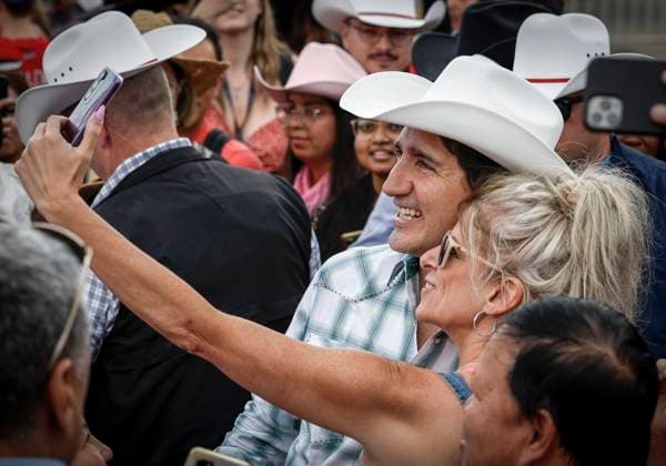 July 7, 2023, Calgary, AB, CANADA: Prime Minister Justin Trudeau, centre, pauses for a photo as he walks the grounds of the Calgary Stampede in Calgary, Friday, July 7, 2023. Calgary CANADA  - ZUMAc35_ 20230707_zaf_c35_056 Copyright: xJeffxMcintoshx