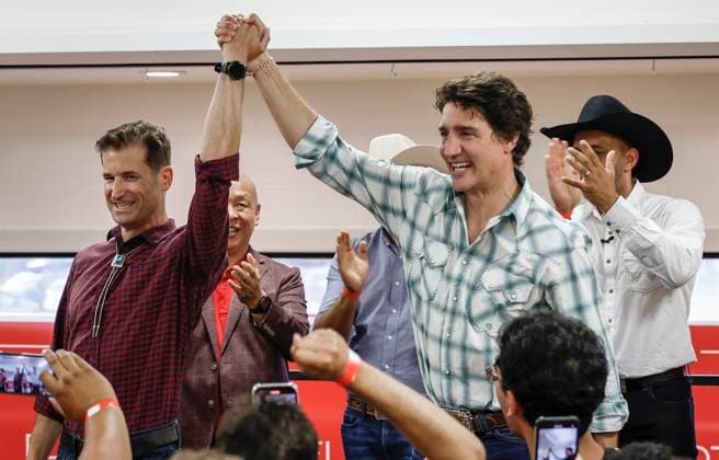 July 7, 2023, Calgary, AB, CANADA: Prime Minister Justin Trudeau, right, holds up the arm of by-election candidate Elliot Weinstein while attending a Liberal Party of Canada event in Calgary, Friday, July 7, 2023. Calgary CANADA  - ZUMAc35_ 20230707_zaf_c35_060 Copyright: xJeffxMcintoshx