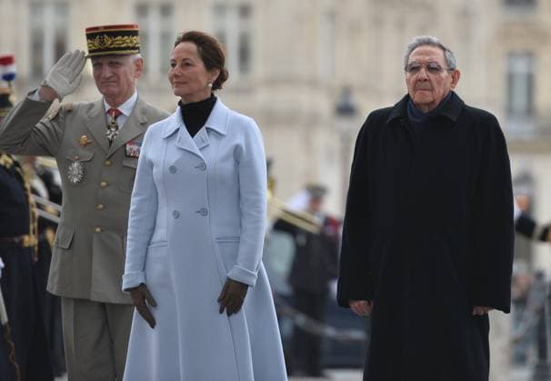 Raul Castro Welcoming Ceremony - Paris Cuba s President Raul Castro and French Minister for Ecology, Sustainable Development and Energy Segolene Royal lay a wreath during a welcoming ceremony at the Tomb of the Unknown Soldier at the Arc de Triomphe in Paris, France on February 1, 2016. Raul Castro is paying a state visit to France, in the first European foray by a Cuban leader in two decades, as Cuba opens up its economy. Photo by Christian Liewig ABACAPRESS.COM Paris France  Copyright: xLiewigxChristian ABACAx 532772_045 LiewigxChristian ABACAx 532772_045
