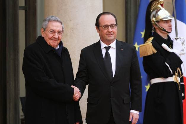 President Hollande Receives Raul Castro - Paris French President Francois Hollande welcomes Cuba s President Raul Castro at the Elysee Palace in Paris, France on February 1, 2016. Raul Castro is paying a state visit to France, in the first European foray by a Cuban leader in two decades, as Cuba opens up its economy. Photo by Somer ABACAPRESS.COM Paris France  Copyright: xSomer ABACAx 532826_012 Somer ABACAx 532826_012