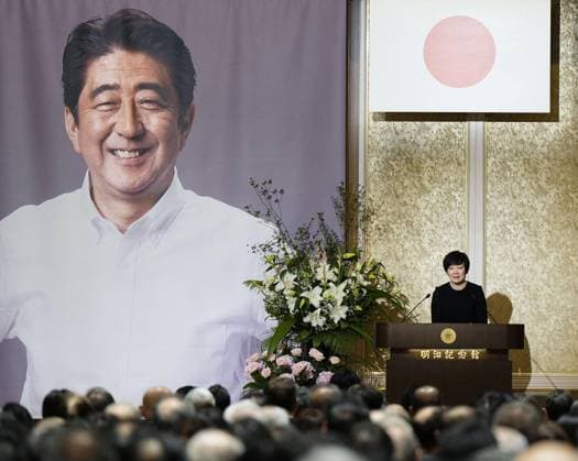 Bilder des Jahres 2023, News 07 Juli News Themen der Woche KW27 1st anniv. of ex-Japan PM Abe s killing Former Japanese Prime Minister Shinzo Abe s wife Akie speaks during a memorial gathering in Tokyo on July 8, 2023, the first anniversary of his assassination.  A14AA0001664481P 