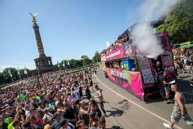 Bilder des Jahres 2023, Entertainment 07 Juli Entertainment Themen der Woche KW27 Entertainment Bilder des Tages Polizei genehmigt Techno-Parade Rave the Planet, Die Techno-Parade Rave the Planet startete gegen 14 Uhr am Brandenburger Tor. Rund 300.000 feiernde Menschen werden erwartet. Berlin Berlin Deutschland *** Police approved Techno Parade Rave the Planet, The Techno Parade Rave the Planet started around 2 p.m. at the Brandenburg Gate Around 300,000 partying people are expected Berlin Berlin Germany