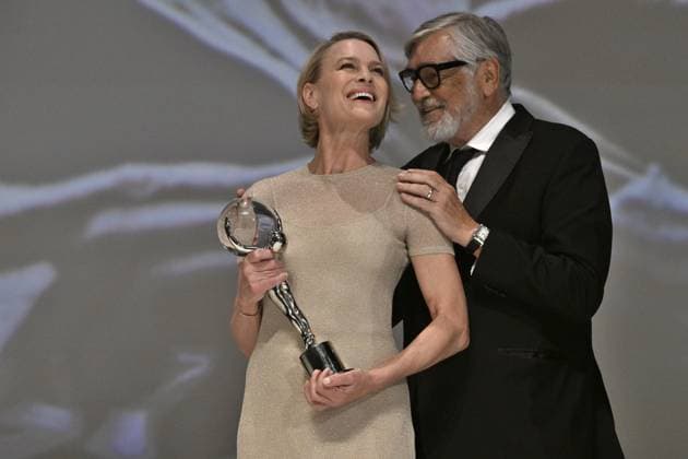 Bilder des Jahres 2023, Entertainment 07 Juli Entertainment Themen der Woche KW27 Entertainment Bilder des Tages The last day of the 57th Karlovy Vary International Film Festival, 8 July 2023. American actress and director Robin Wright (left) receives the President s Award of the Karlovy Vary International Film Festival from Jiri Bartoska. (CTKxPhoto KaterinaxSulova) CTKPhotoP2023070805151  CTKPhotoP2023070805151