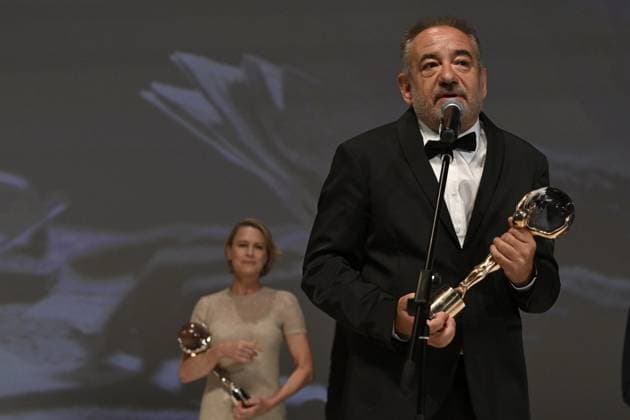Entertainment Bilder des Tages The last day of the 57th Karlovy Vary International Film Festival, July 8, 2023. Bulgarian director Stephan Komandarev receives the Crystal Globe at the closing ceremony for his film Blazha s Lessons. In the background is American actress Robin Wright, who received the President s Award at the Karlovy Vary International Film Festival. (CTKxPhoto KaterinaxSulova) CTKPhotoP2023070805179  CTKPhotoP2023070805179