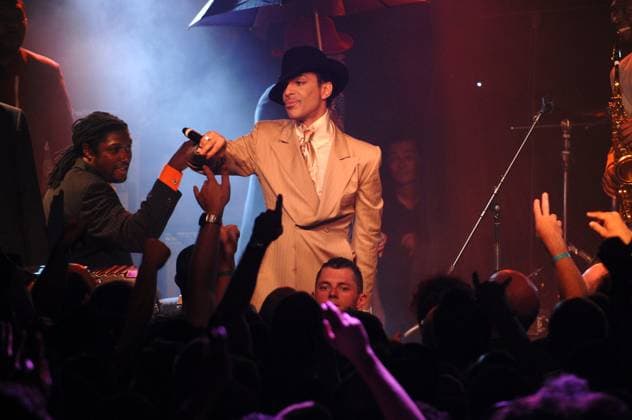 Prince Dies Suddenly At 57 File Photo : Prince performing on stage at the Montreux Jazz Festival, Switzerland, July 16, 2007. The hugely popular and acclaimed musician Prince has died at his home in Minnesota at the age of 57, his publicist has said. Police were called to a medical emergency at his Paisley Park estate earlier on Thursday, US media reported. An investigation is underway. Photo by Loona ABACAPRESS.COM Montreux Switzerland  Copyright: xLoona Abacax 543882_001 Loona Abacax 543882_001