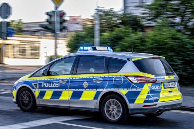 Blaulichtfahrt über rote Ampel in Kamp-Lintfort *** NUR FÜR REDAKTIONELLE ZWECKE *** EDITORIAL USE ONLY ***<p>Ein Streifenwagen der Polizei fährt am 8.7.2023 mit hohem Tempo, Blaulicht und Martinshorn über eine rote Ampel in Kamp-Lintfort. Sonderrechte erlauben bestimmten Verkehrsteilnehmern, die bestehende StVO unter gewissen Bedingungen zu missachten. Foto : Arnulf Stoffel Funke Foto Services < p> Buntes Deutschland NRW Kamp-Lintfort. Copyright: ArnulfxStoffel *** Blue light drive through red traffic light in Kamp Lintfort FOR EDITORIAL PURPOSES ONLY EDITORIAL USE ONLY p A police patrol car drives through a red traffic light in Kamp Lintfort at high speed, blue light and siren on 8 7 2023 Special rights allow certain road users Copyright: ArnulfxStoffel doc7qztdqlwsahgmyyzav2 ,EDITORIAL USE ONLY