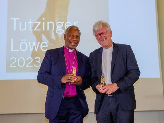 Bilder des Jahres 2023, News 07 Juli News Themen der Woche KW27 News Bilder des Tages Die Preistraeger Thabo MAKGOBA, anglikanischer Erzbischof von Kapstat Suedafrika und Heinrich BEDFORD-STROHM, Landesbischof der der Evangelisch-Lutherischen Kirche in Bayern. Festakt der Evangelischen Akademie Tutzing zur Verleihung des Tutzinger Löwen am 9.07.2023, in Tutzing, E V A N G E L I S C H E A K A D E M I E T U T Z I N G, Deutschland. Quelle Copyright Credit : Oryk HAIST Evangelische Akademie Tutzing *** The laureates Thabo MAKGOBA, Anglican Archbishop of Kapstat South Africa and Heinrich BEDFORD STROHM, Bishop of the Evangelical Lutheran Church in Bavaria Ceremony of the Evangelical Academy Tutzing for the award of the Tutzinger Löwen on 9 07 2023, in Tutzing, E V A N G E L I S C H E A K A D E M I E T U T Z I N G, Germ xTUTZINGER-LOEWEx