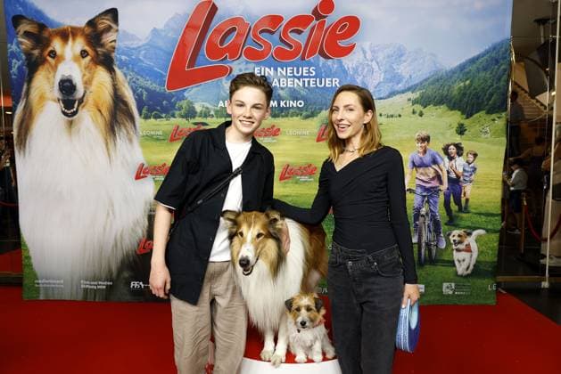 Bilder des Jahres 2023, Entertainment 07 Juli Entertainment Themen der Woche KW27 Nico Marischka und Katharina Schuettler mit den beiden Filmhunden Lassie und Jack Russell Terrier Pippa bei der Lassie - Ein Neues Abenteuer Film Premiere am 9.06.2023 in Berlin Lassie Filmpremiere in Berlin *** Nico Marischka and Katharina Schuettler with the two film dogs Lassie and Jack Russell Terrier Pippa at the Lassie A New Adventure Film Premiere on 9 06 2023 in Berlin Lassie Film Premiere in Berlin 