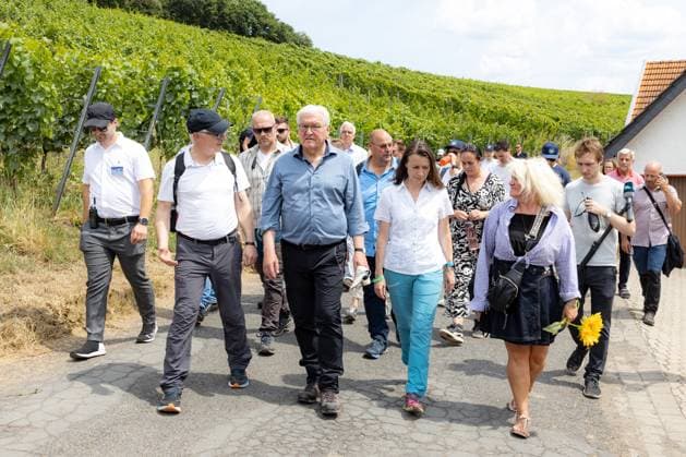 Bilder des Jahres 2023, News 07 Juli News Themen der Woche KW27 News Bilder des Tages Im Gespräch mit Landrätin für den Kreis Ahrweiler Cornelia Weigand (rechts) - Bundespräsident Frank-Walter Steinmeier besucht vor dem zweiten Jahrestag der Flutkatastrophe im Ahrtal zusammen mit seiner Ehefrau Elke Büdenbender den Rotweinwanderweg von Bad Neuenahr Ahrweiler nach Marienthal und spricht dabei mit Betroffenen und Kommunalpolitikern 09.07.2023 Bad Neuenahr Ahrweiler Rheinland-Pfalz Deutschland *** In conversation with District Administrator for the Ahrweiler district Cornelia Weigand right Federal President Frank Walter Steinmeier visits the red wine hiking trail from Bad Neuenahr Ahrweiler to Marienthal together with his wife Elke Büdenbender before the second anniversary of the flood disaster in the Ahr valley and talks