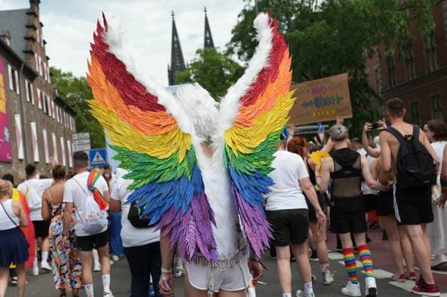 CSD Pride Parade 2023 in Koeln Teilnehmer mit Fluegel und Regenbogenfarben mit dem Dom im Hintergrund bei der CSD Pride Parade durch die Koelner Innenstadt, Koeln, 09.07.2023 Koeln Koeln Deutschland *** CSD Pride Parade 2023 in Cologne participants with wings and rainbow colors with the cathedral in the background during the CSD Pride Parade through the city center of Cologne, Cologne, 09 07 2023 Cologne Cologne Germany