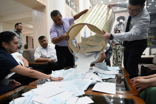 News Themen der Woche KW27 News Bilder des Tages Uzbekistan Presidential Election 8475067 09.07.2023 The photo shows the counting of ballots at polling station during the early voting ahead of the Uzbek presidential election in Tashkent, Uzbekistan. Snap presidential election is scheduled for July 9. This will be the first presidential election after Uzbekistan s constitution was amended to extend the presidential term from five to seven years. Ilya Pitalev Sputnik Tashkent Uzbekistan  Copyright: xIlyaxPitalevx