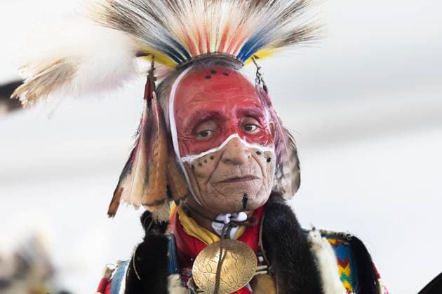 Enoch Cree Nation, Canada July 9, 2023 - Participants dance in traditional costumes called Regalia during the 29th Annual Enoch Cree Nation Pow Wow Competition on July 9, 2023 in Enoch Cree Nation, Canada. Pow Wow is the way native peoples come together to dance, sing, celebrate and honor traditions. From 1886 to 1951, the Canadian government banned the practice of Pow Wows ceremonies with the aim of assimilation. NATIVE, AUTOCHTONES D AMERIQUE, AMERINDIENS, FESTIVAL DE POW WOW, COMPETITION DE POWWOW, CULTURE CANADIENNE, CANADA, ALBERTA, EDMONTON, COSTUMES TRADITIONNELS, TRADITION, PREMIERES NATIONS, LIFESTYLES, INDIENS D AMERIQUE, EVENEMENT CULTUREL, IDENTITE, RESERVE, AMERIQUE DU NORD, PEUPLES, CELEBRATIONS, HERITAGE CULTUREL, DANSES, DA  Copyright: xVincentxIsorex