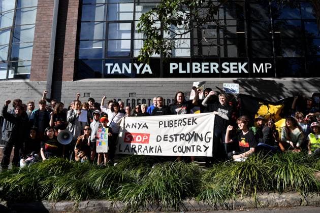 News Themen der Woche KW28 News Bilder des Tages BINYBARA LEE POINT RALLY, Protestors participate in a Hands-off Indigenous Land rally at the office of Minister for Environment and Water Tanya Plibersek s office in Sydney, Monday, July 10, 2023. Protesters outside Environment and Water Minister Tanya Plibersek s are calling on her to intervene in the development of defence housing at Binybara, also called Lee Point, in the Northern Territory. ( NO ARCHIVING, EDITORIAL USE ONLY, NO USE IN BOOKS WITHOUT CONSENT SYDNEY NEW SOUTH WALES AUSTRALIA  Copyright: xBIANCAxDExMARCHIx 20230710001819154851 