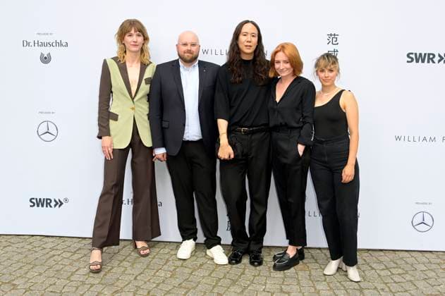 Bilder des Jahres 2023, Entertainment 07 Juli Entertainment Themen der Woche KW27 Entertainment Bilder des Tages Lotta Schmelzer, Sam Aron Handel, William Fan, Kim Hess und Lisa Jirg bei der Premiere des Dokumentarfilms William Fan - In Between im Delphi-Filmpalast. Berlin, 09.07.2023 *** Lotta Schmelzer, Sam Aron Handel, William Fan, Kim Hess and Lisa Jirg at the premiere of the documentary William Fan In Between at the Delphi Filmpalast Berlin, 09 07 2023 Foto:xF.xKernx xFuturexImage