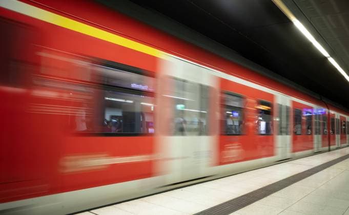 Unterirdisch einfahrende S-Bahn, Zug, Haltestelle Stadtmitte, ÖPNV, Bewegungseffekt, Stuttgart, Baden-Württemberg, Deutschland, Europa *** underground Einfahrende S Railroad, Train, Bus stop City center, PUBLIC TRANSPORT, Movement effect, Stuttgart, Bathing Württemberg, Germany, Europe Copyright: imageBROKER/MichaelxWeber iblimw09407942.jpg