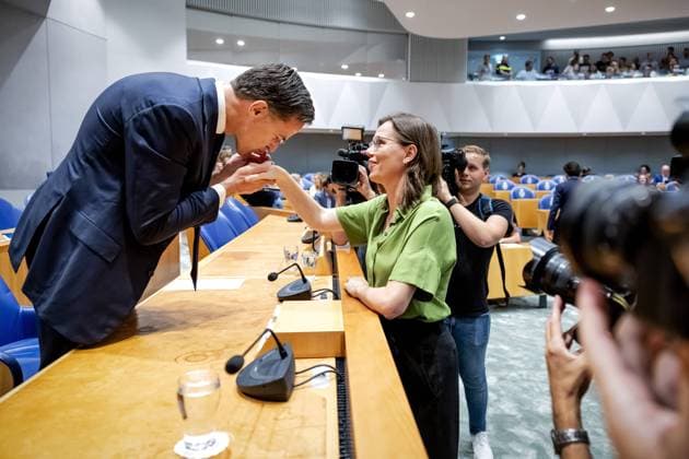 THE HAGUE - Mirjam Bikker (CU) receives a hand kiss from Outgoing Prime Minister Mark Rutte during the debate after his statement about the fall of the cabinet. Rutte s fourth cabinet fell over a disagreement about asylum policy. ANP ROBIN VAN LONKHUIJSEN netherlands out - belgium out  Copyright: xx x473380642x originalFilename: 473380642.jpg