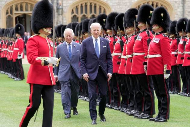 Bilder des Jahres 2023, News 07 Juli News Themen der Woche KW28 News Bilder des Tages King Charles III Meets The President Of The United States At Windsor Castle US President Joe Biden and Britain s King Charles III review a honour guard at Windsor Castle in Windsor, England, Monday, July 10, 2023., Credit:Kin Cheung Avalon GBR, Windsor  Copyright: xKinxCheungx xAvalonx 0788311889
