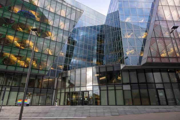 Dublin, Stadtansicht 01.11.2021, EU, IRL, Irland, Leinster, Dublin: Stadtansicht. Stadtumbau. Grand Canal Square, der Firmensitz von Facebook bzw. Meta. EU, IRL, Ireland, Leinster, Dublin: Cityscape. Urban redevelopment. Grand Canal Square, the headquarters of Facebook and Meta respectively.
