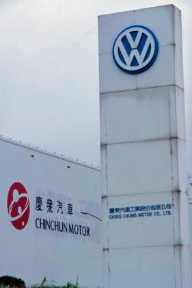 Tigerstaat Taiwan. 21.03.1996, TWN, Republik China, Taiwan, Hsinhu, Hsinhu: Kuang-Ying Industrial Park. Chin Chun Motor Co, Ltd. ist ein taiwanesischer Automobilhersteller. Er wurde am 13. Juni 1991 in Taoyuan City, Taiwan, gegründet. Das Unternehmen ist ein Joint Venture zwischen der Volkswagen AG und Chinfon Huanyu, einer Tochtergesellschaft der Chinfon Group. Die beiden Unternehmen investierten 4,8 Mrd. NT$ (148,37 Mio. US$) in die Gründung von Chin Chun Motor. Das Unternehmen ist Teil der taiwanesischen Chinfon Group. Nach einer Vereinbarung mit Volkswagen im Jahr 1991 plante Chi Chun Motor den Bau der elften Autofabrik Taiwans mit dem Ziel, Volkswagen zu produzieren. Im Jahr 1994, nach der Unterzeichnung des Vertrages über die inlä