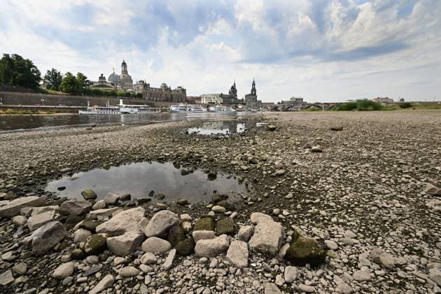 Bilder des Jahres 2023, News 07 Juli News Themen der Woche KW28 News Bilder des Tages GER Sachsen Dresden Elbe hat sehr niedrigen Wasserstand aufgrund der Trockenheit - Steine und teilweise sogar Sandstreifen sind zu sehen und die großen Motorschiffe können nicht mehr fahren nur noch die nicht so tief liegenden Schaufelraddampfer - Stadtsilhouette Skyline mit Frauenkirche und Brühlscher Terrasse 100723 10.07.23 *** GER Saxony Dresden Elbe has very low water level due to drought stones and partly even sand strips can be seen and the large motor ships can no longer drive only the not so low lying paddle steamers city skyline with Frauenkirche and Brühlscher Terrasse 100723 10 07 23