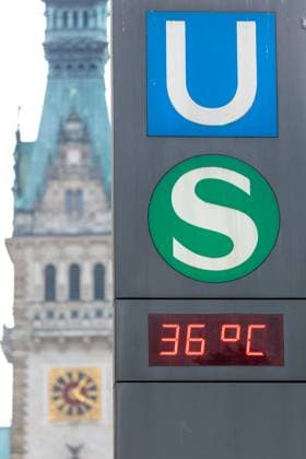 IMAGO Creative, Jahreszeit Sommer, Hitze Temperaturanzeige 36 Grad Auf einer Temperaturanzeige an dem U-Bahn und S-Bahnhof Jungfernstieg in der Hamburger Innenstadt werden 36 Grad Celsius angezeigt. Im Hintergrund ist der Turm des Hamburger Rathauses zu sehen. An dem Sonntag wurden bundesweit Temperaturen über 30 Grad Celsius gemessen. Hamburg Hamburg Deutschland *** Temperature display 36 degrees On a temperature display at the U Bahn and S station Jungfernstieg in downtown Hamburg, 36 degrees Celsius are displayed In the background, the tower of Hamburg City Hall can be seen On Sunday, temperatures above 30 degrees Celsius were measured nationwide Hamburg Hamburg Germany