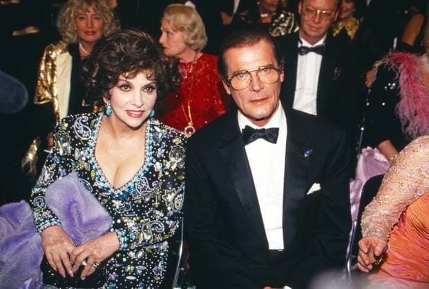 Gina Lollobrigida, italienische Schauspielerin, mit Kollege Roger Moore auf einer Wohltätigkeits-Gala in München, Deutschland 1994. Copyright: HartwigxValdmanis Nur redaktionelle Nutzung. Editorial usage only. VAL_720001899