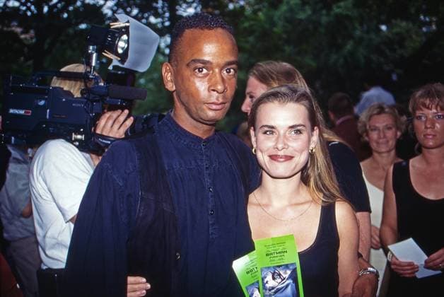 Andrea Lüdke, deutsche Schauspielerin, mit Schauspieler Pierre Sanoussi-Bliss auf dem Weg zur Premiere von Batman Forever , Deutschland um 1995. Copyright: HartwigxValdmanis Nur redaktionelle Nutzung. Editorial usage only. VAL_720002022