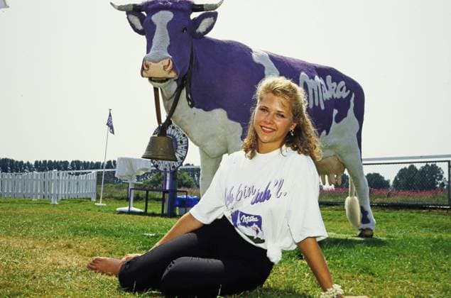 Tanja Szewczenko, deutsche Eiskunstläuferin, mit der lila Kuh als Testimonial für eine Schokoladenmarke in Hamburg, Deutschland 1994. Copyright: HartwigxValdmanis Nur redaktionelle Nutzung. Editorial usage only. VAL_7205000230