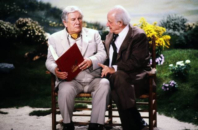 Sir Peter Ustinov, britischer Schauspieler (links) und der Schweizer Komponist Rolf Liebermann auf einer Bank, Deutschland um 1996. Copyright: HartwigxValdmanis Nur redaktionelle Nutzung. Editorial usage only. VAL_7205000269