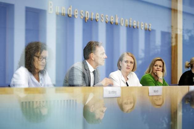 (L-R) Petra Soechting, Leiterin des Hilfetelefons, Holger Muench, Praesident des Bundeskriminalamtes (BKA), Lisa Paus, Bundesministerin fuer Familie, Senioren, Frauen und Jugend, und Nancy Faeser, Bundesministerin fuer Inneres und Heimat, aufgenommen im Rahmen der Bundespressekonferenz zum Thema Lagebild haeusliche Gewalt und Start der Studie LeSuBia. Berlin, 11.07.2023. Berlin Deutschland *** L R Petra Soechting, Head of the Help Line, Holger Muench, President of the Federal Criminal Police Office BKA , Lisa Paus, Federal Minister for Family Affairs, Senior Citizens, Women and Youth, and Nancy Faeser, Federal Minister of the Interior and Home Affairs, recorded at the Federal Press Conference on the subject of the situation report on domes Copyright: xJaninexSchmitz photothek.dex
