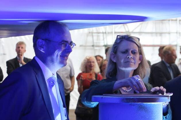Vor-Ort-Pressetermin am Dienstag (11.07.2023) in der Hanse- und Universitätsstadt Rostock Ortsteil Warnemünde auf der örtlichen Neptunwerft zur Kiellegung für das Forschungsschiff Meteor IV mit der Staatssekretärin im Bundesministerium für Bildung und Forschung Judith Pirscher. Die Werft wurde 1850 gegründet. Sie gehört seit 1997 zur Meyer Neptun Gruppe. Die baut an der Warnow insbesondere Flusskreuzfahrtschiffe und Spezialschiffe. Nun wurde mit der Montage der Meteor ein weiterer Schiffsneubau gestartet. Dieser wird künftig eine Länge von etwa 125 Meter und eine Vermessung von ca.10.000 BRZ haben und soll 2026 abgeliefert werden. Im Bild Judith Pirscher beim Ablegen einer Münze auf die Pallung und links Thomas Weigend Geschäftsführer der