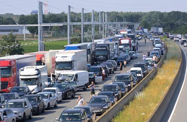 11.07.2023 Ca. 7 km Stau mit Rettungsgasse auf der vierspurigen Autobahn A5 zwischen Langen und Weiterstadt aufgrund eines brennenden LKW Weiterstadt-Gräfenhausen Hessen Deutschland *** 11 07 2023 Approx. 7 km traffic jam with emergency lane on the four-lane freeway A5 between Langen and Weiterstadt due to a burning truck Weiterstadt Gräfenhausen Hesse Germany