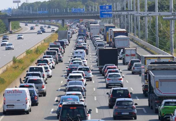 11.07.2023 Ca. 7 km Stau mit Rettungsgasse auf der vierspurigen Autobahn A5 zwischen Langen und Weiterstadt aufgrund eines brennenden LKW Weiterstadt-Gräfenhausen Hessen Deutschland *** 11 07 2023 Approx. 7 km traffic jam with emergency lane on the four-lane freeway A5 between Langen and Weiterstadt due to a burning truck Weiterstadt Gräfenhausen Hesse Germany
